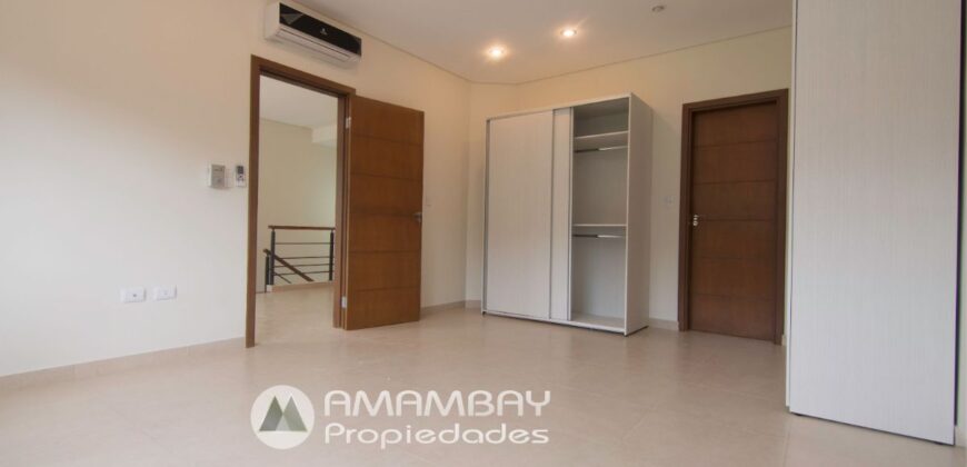 0847 DUPLEX EN LAMBARE, ZONA YACHT Y GOLF CLUB PYO.