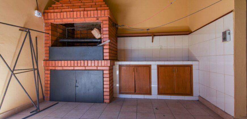 0060 CASA EN BARRIO SAJONIA, ZONA AVDA. CARLOS A. LÓPEZ