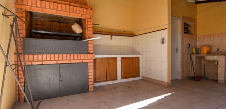 0060 CASA EN BARRIO SAJONIA, ZONA AVDA. CARLOS A. LÓPEZ