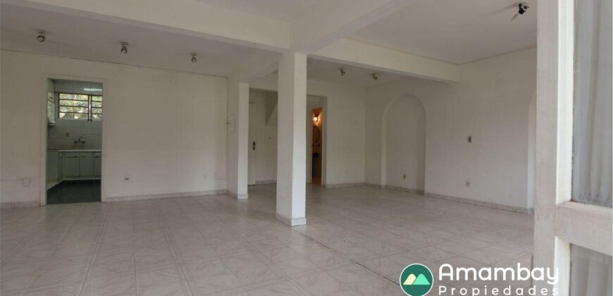 A0144 ALQUILO CASA CON SALÓN, BARRIO LAS MERCEDES