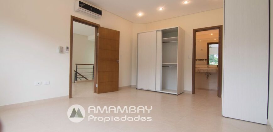 0847 DUPLEX EN LAMBARE, ZONA YACHT Y GOLF CLUB PYO.