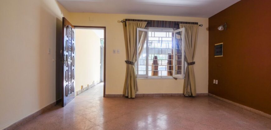 0060 CASA EN BARRIO SAJONIA, ZONA AVDA. CARLOS A. LÓPEZ