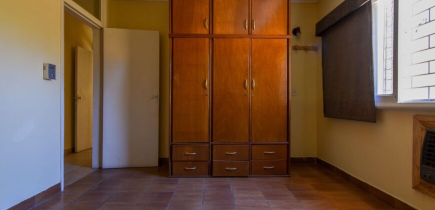 0060 CASA EN BARRIO SAJONIA, ZONA AVDA. CARLOS A. LÓPEZ