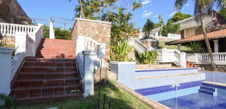 0100 CASA EN BARRIO REPUBLICANO, ZONA UCA