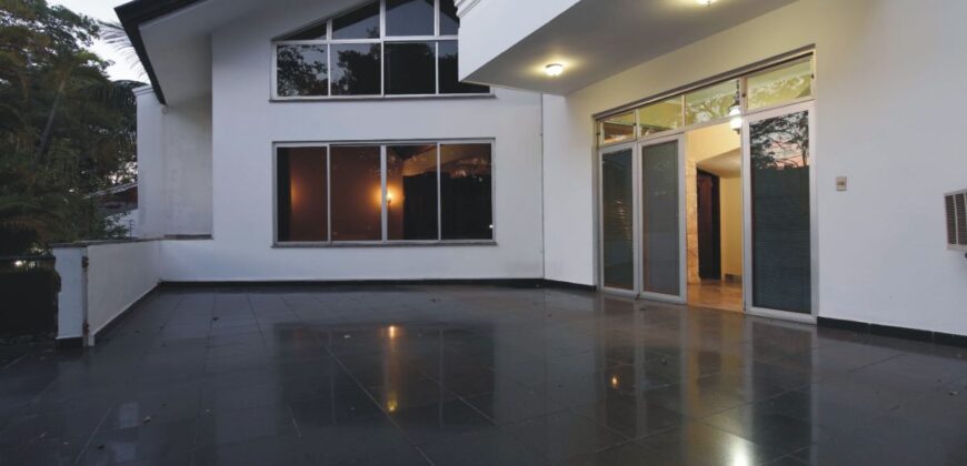 0811 RESIDENCIA EN BARRIO MARISCAL LÓPEZ