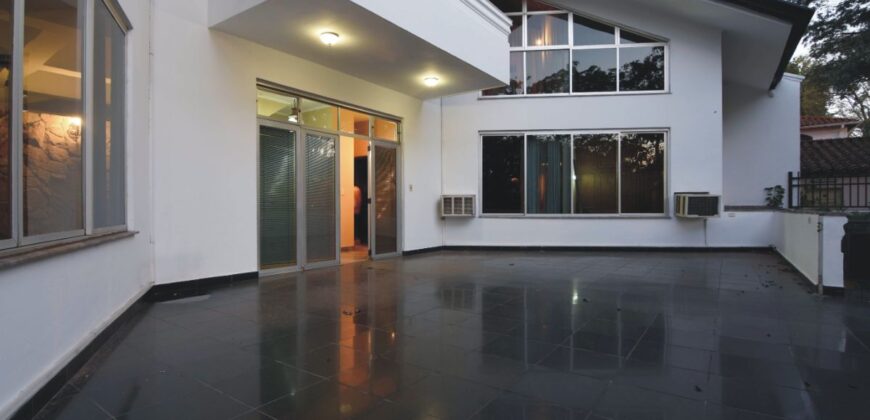 0811 RESIDENCIA EN BARRIO MARISCAL LÓPEZ
