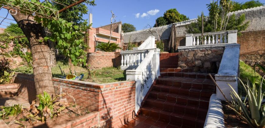 0100 CASA EN BARRIO REPUBLICANO, ZONA UCA