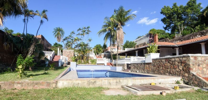 0100 CASA EN BARRIO REPUBLICANO, ZONA UCA