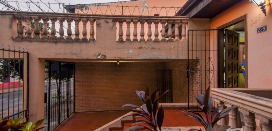 0893 CASA EN Bo. DR. GASPAR RODRÍGUEZ DE FRANCIA, ZONA NUEVAS OFICINAS DEL GOBIERNO
