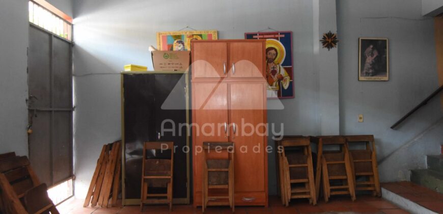 0490 CASA CON SALONES EN BARRIO BERNARDINO CABALLERO, ZONA AVDA. GENERAL SANTOS