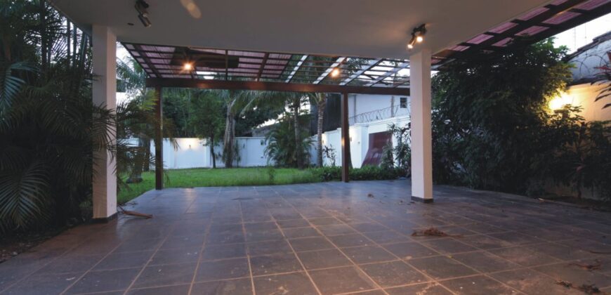 0811 RESIDENCIA EN BARRIO MARISCAL LÓPEZ
