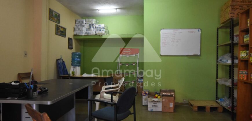 0490 CASA CON SALONES EN BARRIO BERNARDINO CABALLERO, ZONA AVDA. GENERAL SANTOS
