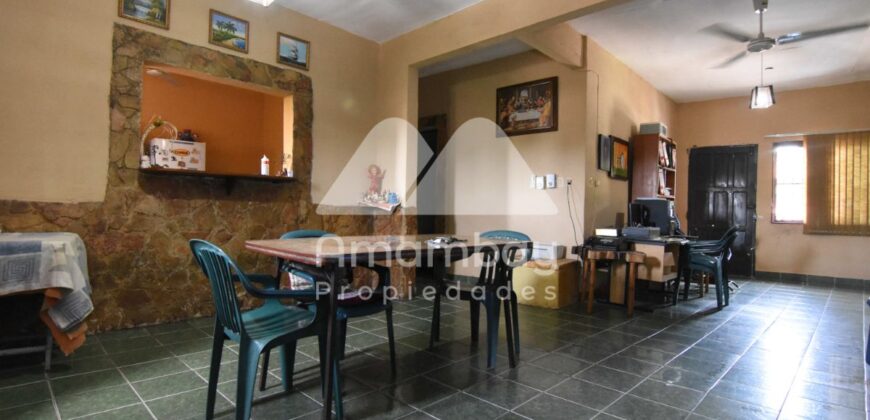 0490 CASA CON SALONES EN BARRIO BERNARDINO CABALLERO, ZONA AVDA. GENERAL SANTOS