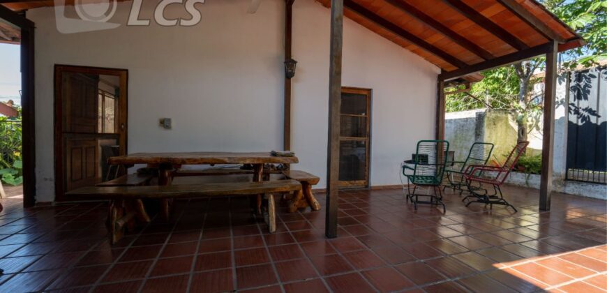 0157 CASA EN BARRIO MBURUCUYA, ZONA FACULTAD DE DERECHO 