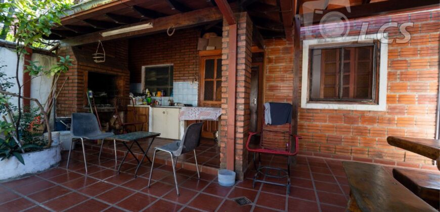 0157 CASA EN BARRIO MBURUCUYA, ZONA FACULTAD DE DERECHO 