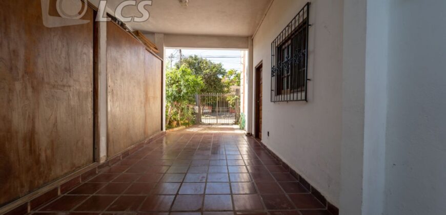 0157 CASA EN BARRIO MBURUCUYA, ZONA FACULTAD DE DERECHO 