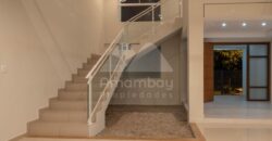 0193 RESIDENCIA EN LAMBARÉ, BARRIO PARQUES DEL YACHT