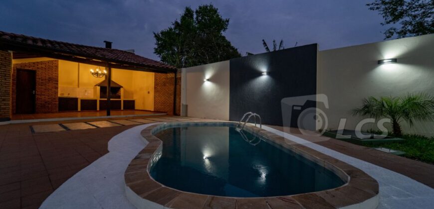 A0210 ALQUILO CASA EN LAMBARÉ, BARRIO KENNEDY