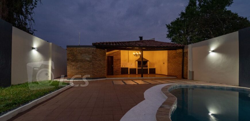 A0210 ALQUILO CASA EN LAMBARÉ, BARRIO KENNEDY