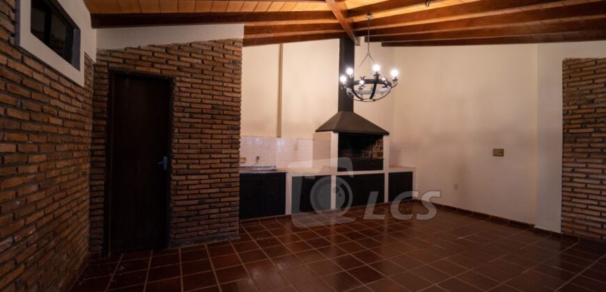 A0210 ALQUILO CASA EN LAMBARÉ, BARRIO KENNEDY