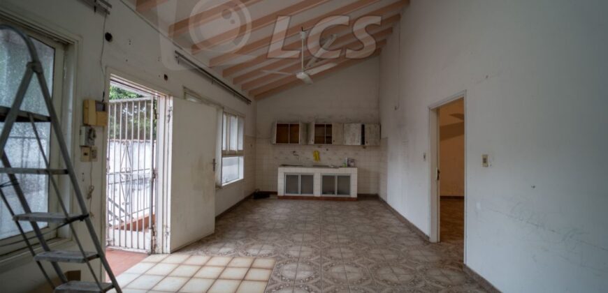 0238 CASA Y SALONES COMERCIALES EN FERNANDO DE LA MORA, ZONA MERCADO DE ABASTO