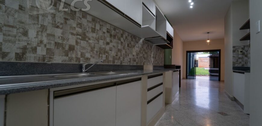 A0210 ALQUILO CASA EN LAMBARÉ, BARRIO KENNEDY