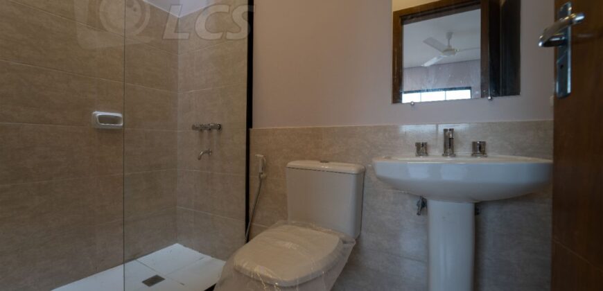 0235 DÚPLEX A ESTRENAR EN LAMBARÉ, ZONA YACHT Y GOLF CLUB