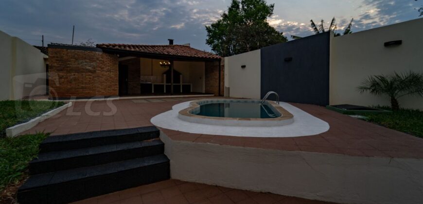 A0210 ALQUILO CASA EN LAMBARÉ, BARRIO KENNEDY