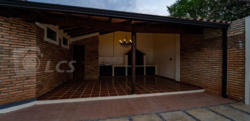 A0210 ALQUILO CASA EN LAMBARÉ, BARRIO KENNEDY