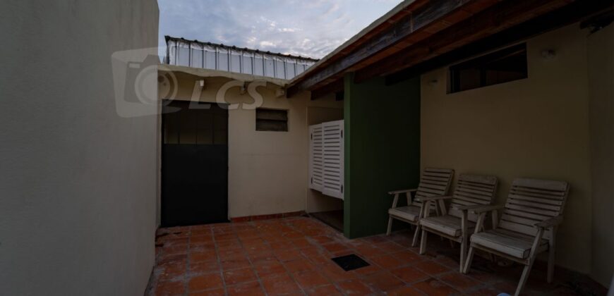 A0210 ALQUILO CASA EN LAMBARÉ, BARRIO KENNEDY