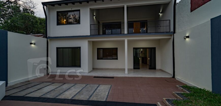 A0210 ALQUILO CASA EN LAMBARÉ, BARRIO KENNEDY