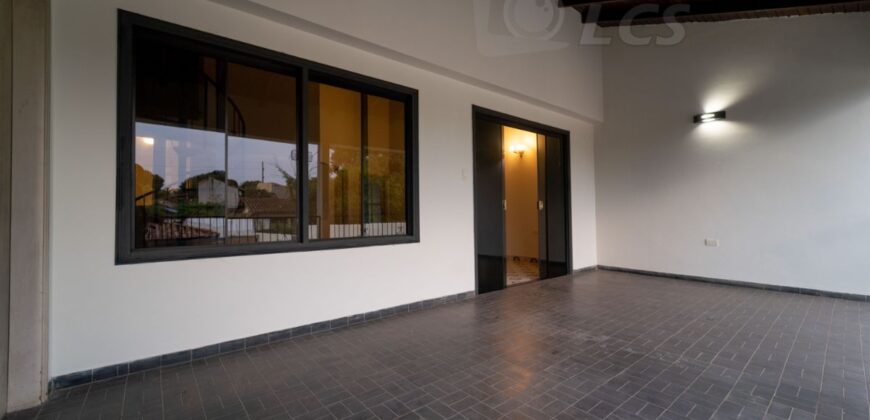 A0210 ALQUILO CASA EN LAMBARÉ, BARRIO KENNEDY