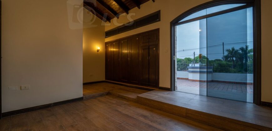 A0210 ALQUILO CASA EN LAMBARÉ, BARRIO KENNEDY