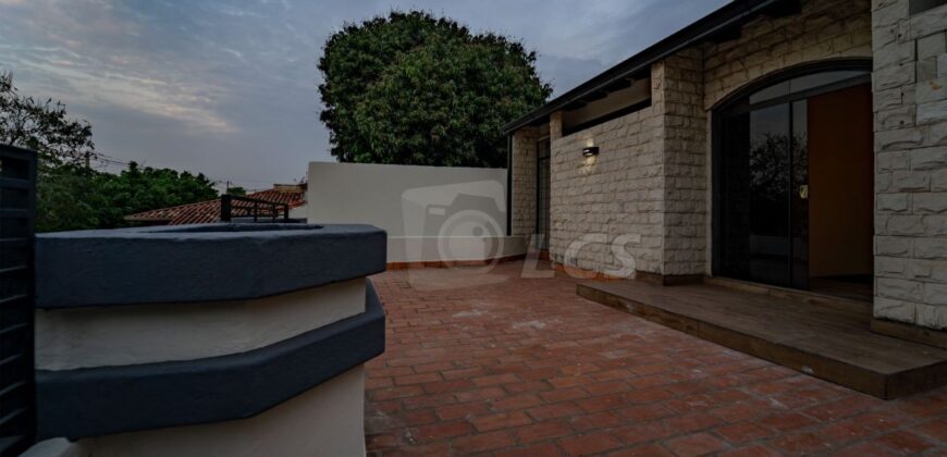 A0210 ALQUILO CASA EN LAMBARÉ, BARRIO KENNEDY