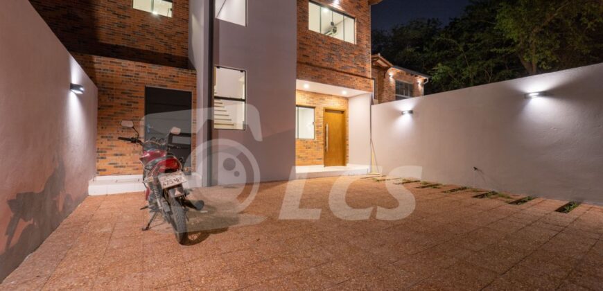 0235 DÚPLEX A ESTRENAR EN LAMBARÉ, ZONA YACHT Y GOLF CLUB
