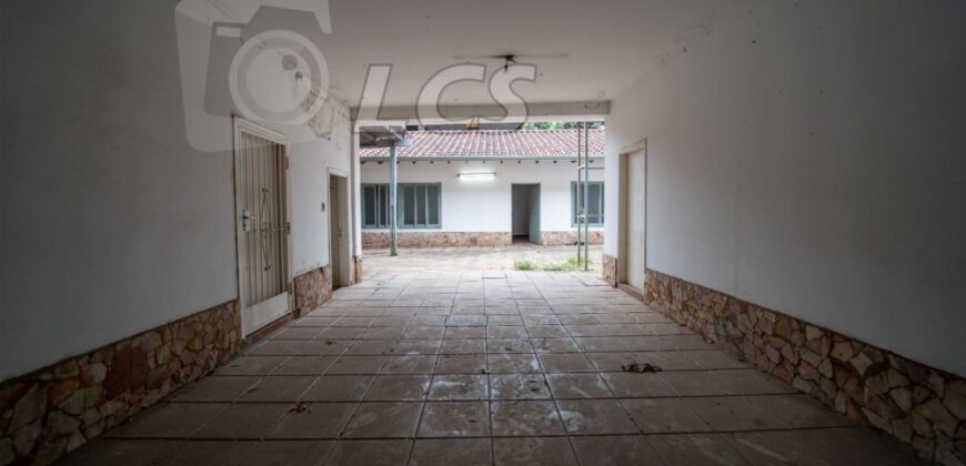 0238 CASA Y SALONES COMERCIALES EN FERNANDO DE LA MORA, ZONA MERCADO DE ABASTO