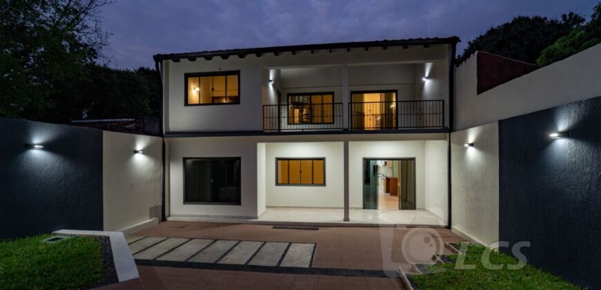 A0210 ALQUILO CASA EN LAMBARÉ, BARRIO KENNEDY