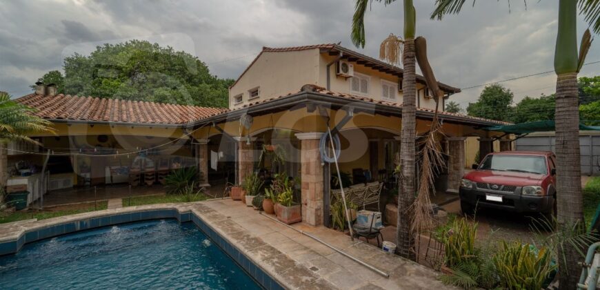 0247 CASA EN LAMBARÉ, BARRIO SAN ISIDRO