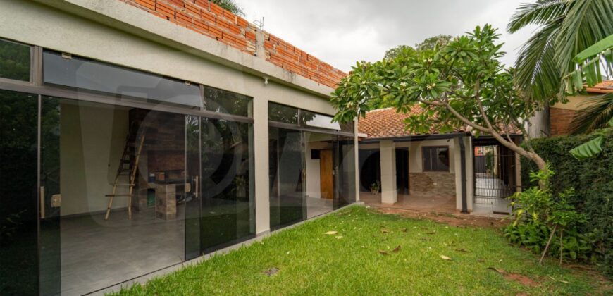 A0248 ALQUILO CASA EN LAMBARÉ, BARRIO KENNEDY
