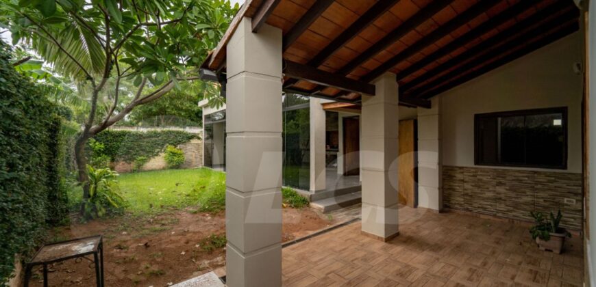 A0248 ALQUILO CASA EN LAMBARÉ, BARRIO KENNEDY