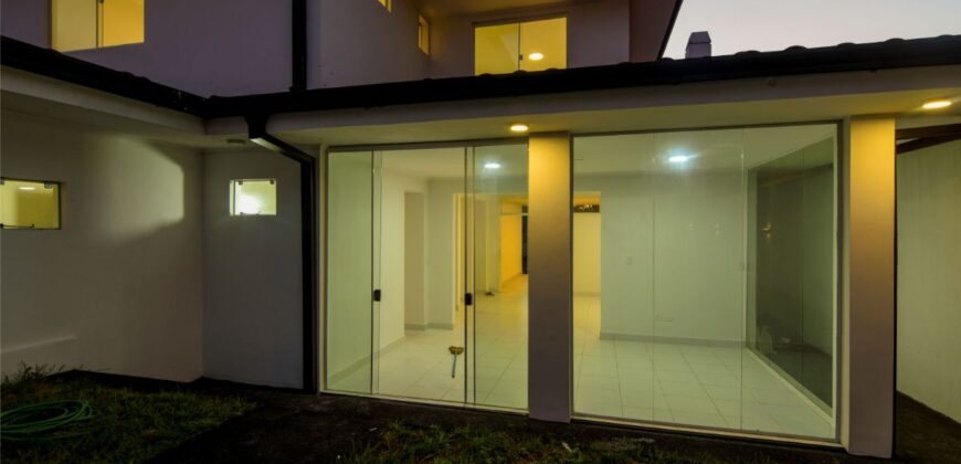 A0004 ALQUILO CASA EN BARRIO ITA ENRAMADA, ZONA AVDA. PERÓN