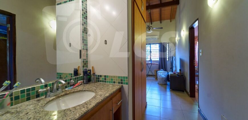 0281 RESIDENCIA EN BARRIO TEMBETARY, ZONA AVDA. CHOFERES DEL CHACO