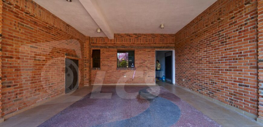 0281 RESIDENCIA EN BARRIO TEMBETARY, ZONA AVDA. CHOFERES DEL CHACO