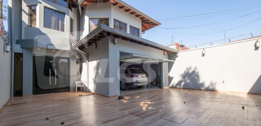 0320 RESIDENCIA EN BARRIO MARISCAL ESTIGARRIBIA, ZONA AVDA. BOGGIANI