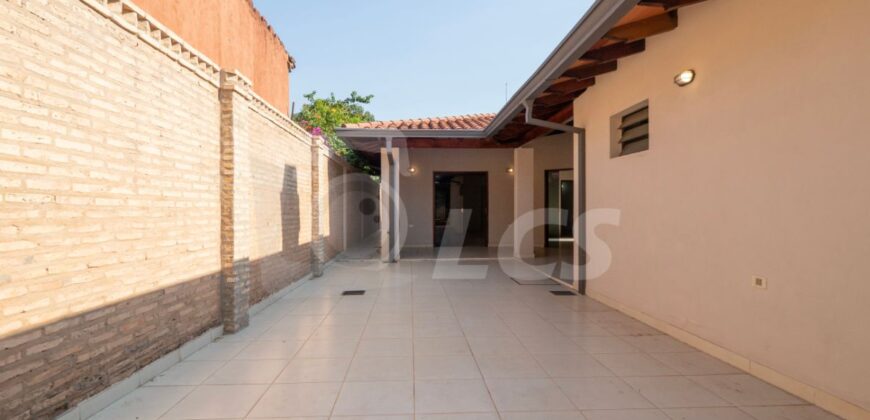 0315 CASA EN LAMBARÉ, BARRIO SANTO DOMINGO