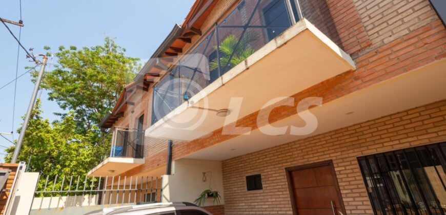0324 DÚPLEX EN LAMBARÉ, BARRIO SANTO DOMINGO