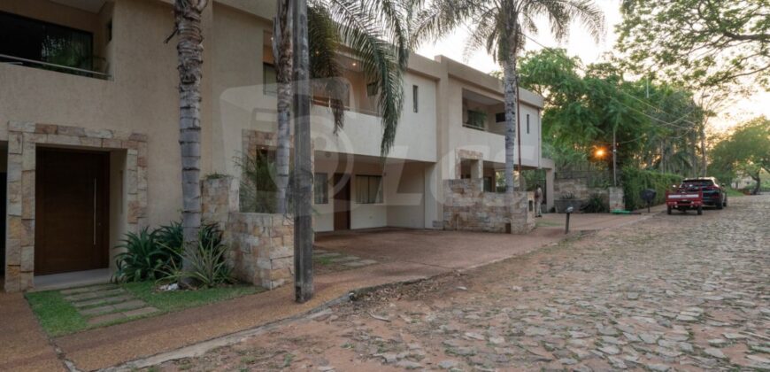 0314 DÚPLEX EN LAMBARÉ, BARRIO PARQUES DEL YACHT