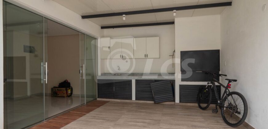 A0087 ALQUILO DÚPLEX EN BARRIO ITÁ ENRAMADA, ZONA YACHT Y GOLF CLUB