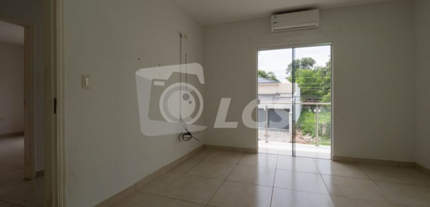 A0109 ALQUILO DÚPLEX EN LAMBARÉ, ZONA YACHT Y GOLF CLUB