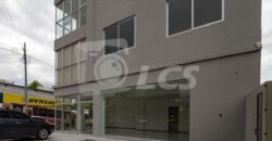 A0077 ALQUILO SALÓN COMERCIAL A ESTRENAR EN BARRIO SAJONIA
